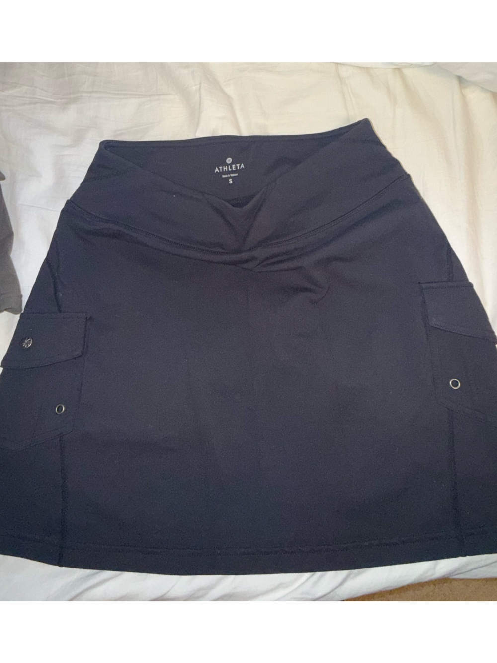 Women’s black Athleta workout skirt